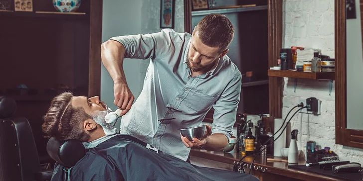 Stylový barber shop na Václaváku pro chlapce i muže s vlastním barem