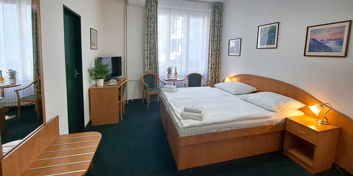 Hotelové pokoje se nacházejí ve 4.–8. patře.