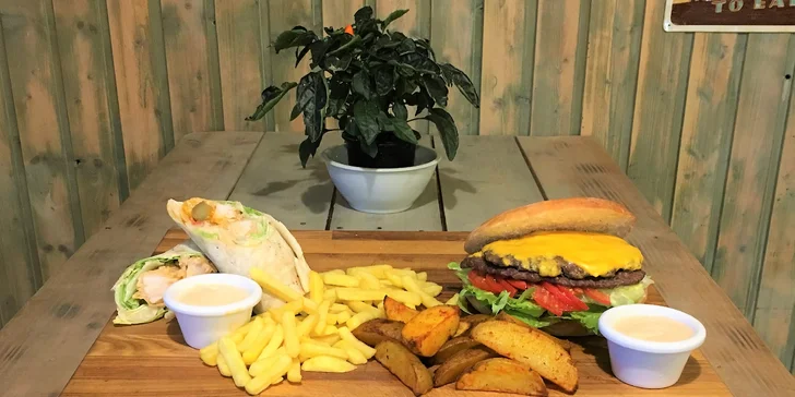 Jídlo jak se patří: menu s burgerem, pitou i s hranolky pro 2 i 4 osoby