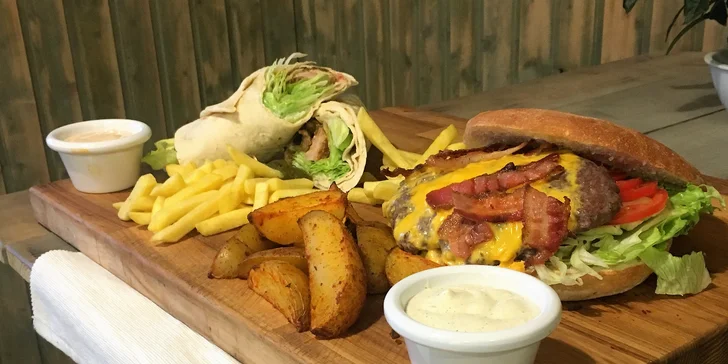 Jídlo jak se patří: menu s burgerem, pitou i s hranolky pro 2 i 4 osoby