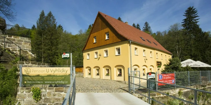 Když vám bude přát počasí, můžete posedět i na zahrádce u restaurace.