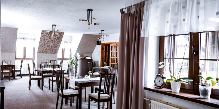 Snídaně nebo polopenze se podává v moderní hotelové restauraci.