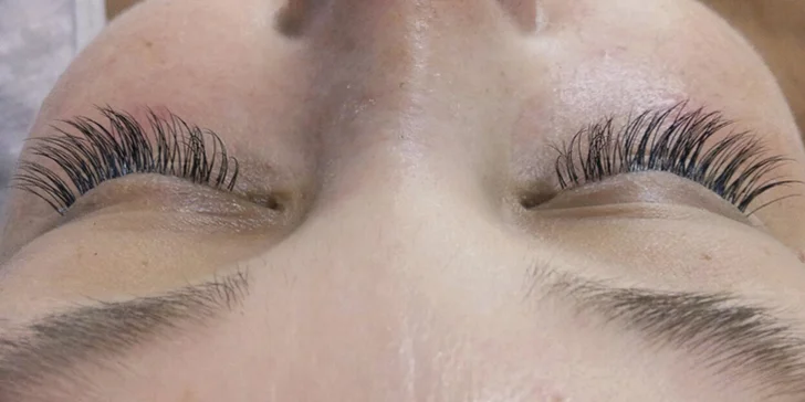 Prodlužování řas metodou řasa na řasu značkou Smart Lashes