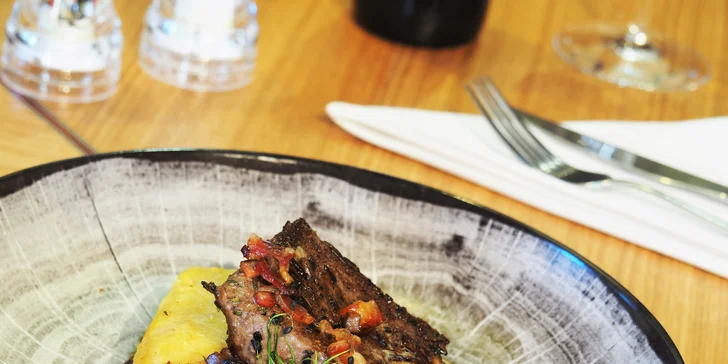4chodové menu ve špičkové restauraci: husí paštika, hovězí steak i tarte tatin