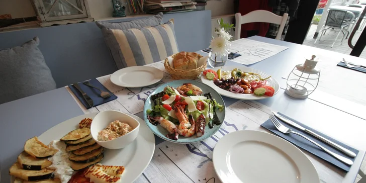 Řecké degustační menu pro 2 osoby: studené i teplé předkrmy, maso, dezerty