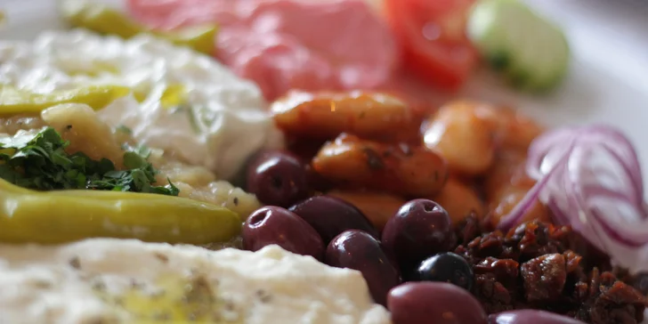 Řecké degustační menu pro 2 osoby: studené i teplé předkrmy, maso, dezerty