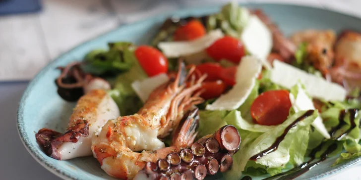 Řecké degustační menu pro 2 osoby: studené i teplé předkrmy, maso, dezerty