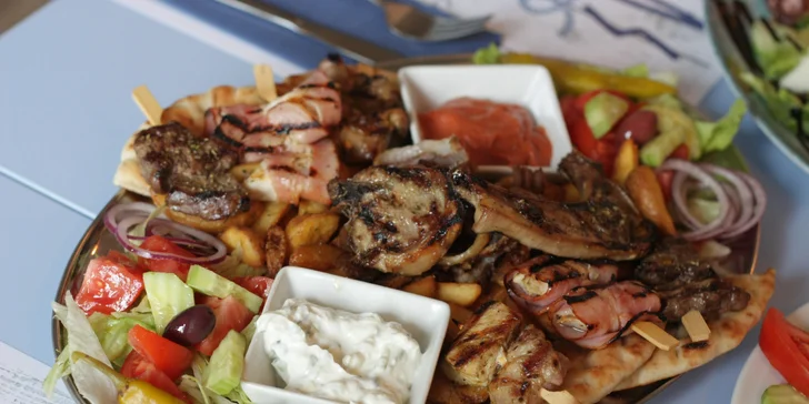 Řecké degustační menu pro 2 osoby: studené i teplé předkrmy, maso, dezerty