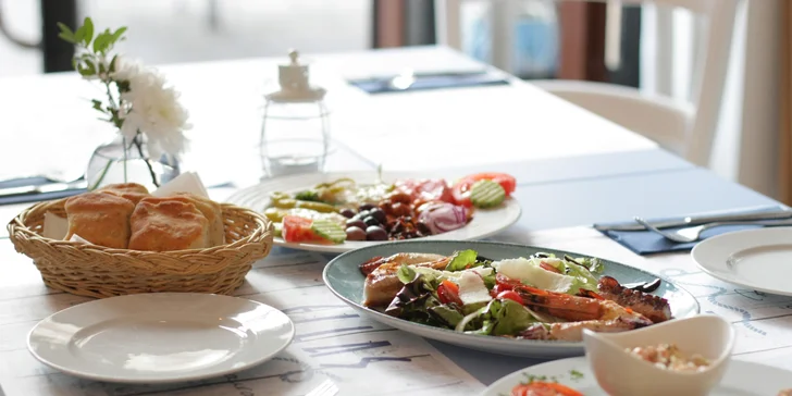 Řecké degustační menu pro 2 osoby: studené i teplé předkrmy, maso, dezerty