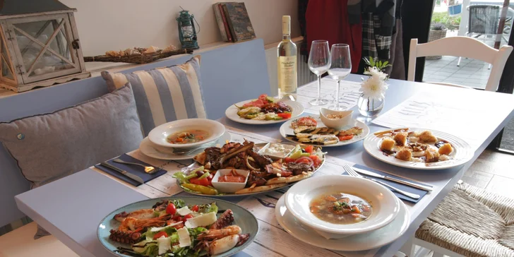 Řecké degustační menu pro 2 osoby: studené i teplé předkrmy, maso, dezerty