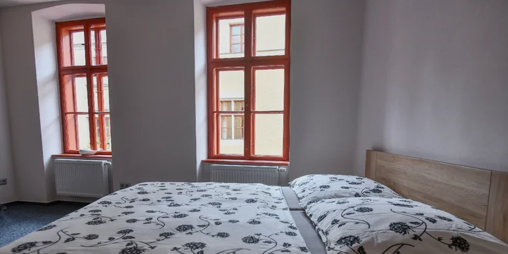 Na výběr je pokoj dvoulůžkový (s přistýlkou, nebo bez), třílůžkový ...