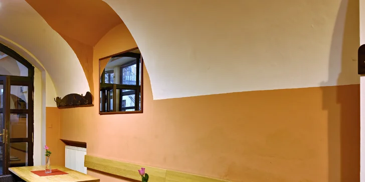 Sladká pauza v restauraci U Lilie: horký nápoj a dezert pro 1 či 2 osoby