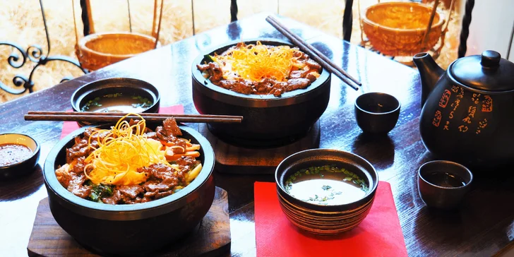 Pokud máte rádi pálivé jídlo, můžete si Udon nudle s hovězím doladit pálivou omáčkou bibimbap.