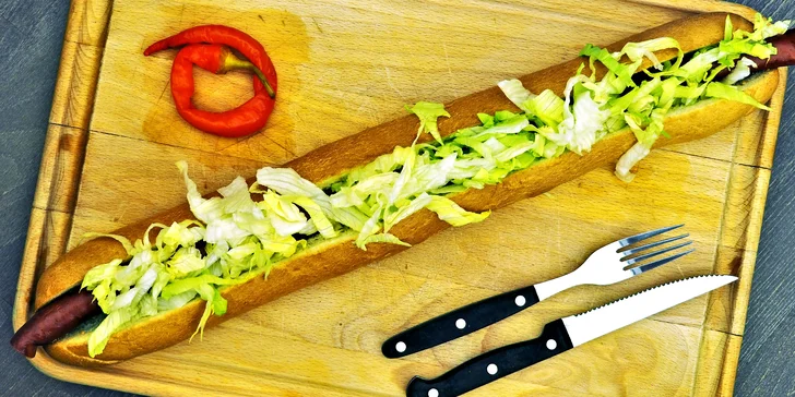 Pořádná porce: vyhlášený půlmetrový hot dog v Pivní burze v centru Brna