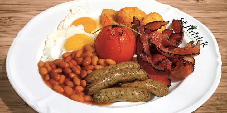 Začněte den irskou snídaní: opečená slanina, párek, volské oko i káva