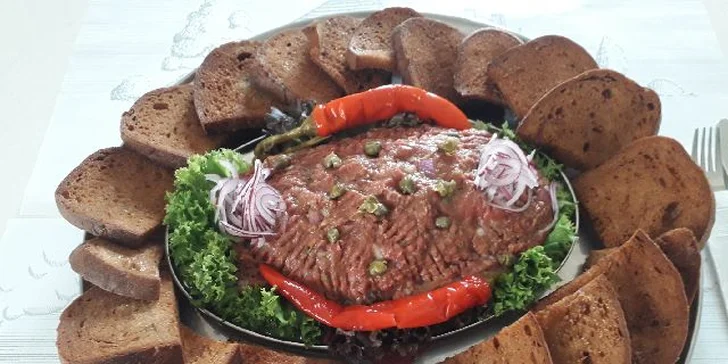 Přímý zásah: Tatarák pro 4 osoby, 4 piva a 2 hodiny bowlingu