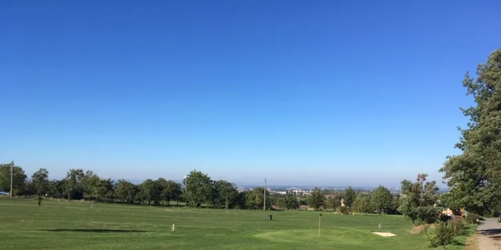 Zapracujte na odpalech: lekce golfu pro jednotlivce i rodiny v Holešově s možností ročního členství