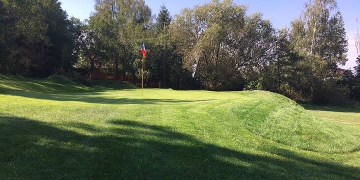 Zapracujte na odpalech: lekce golfu pro jednotlivce i rodiny v Holešově s možností ročního členství