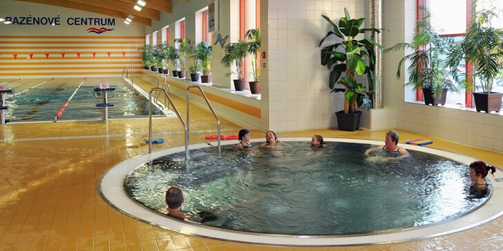 Zima nebo jaro v centru Karlových Varů se vstupem do bazénu a sauny