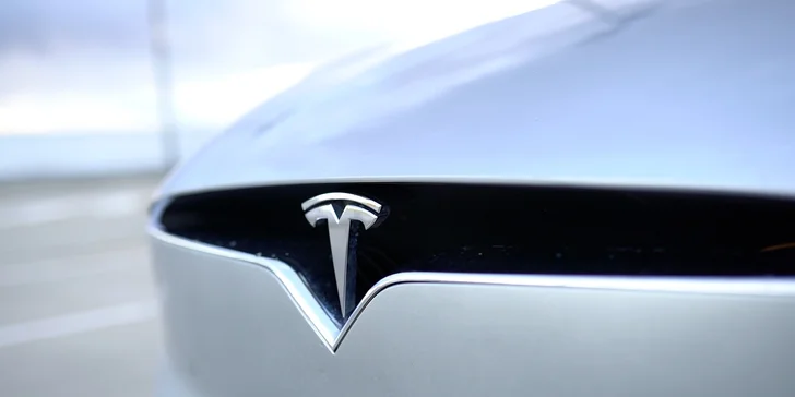 Jízda do budoucnosti: řidičem nebo spolujezdcem v elektromobilu Tesla X