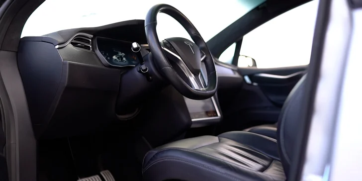 Jízda do budoucnosti: řidičem nebo spolujezdcem v elektromobilu Tesla X