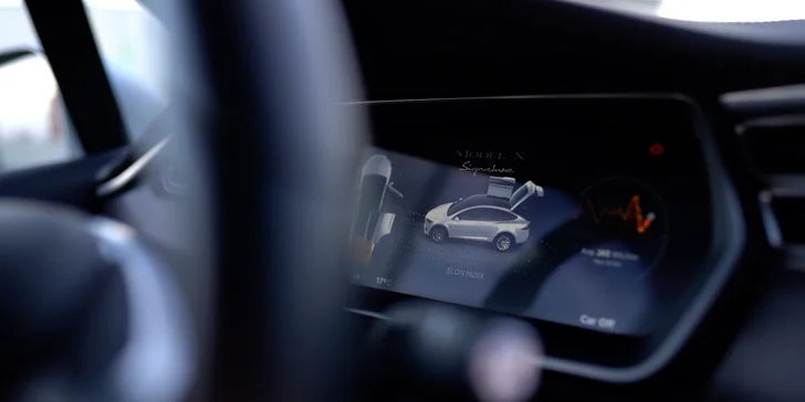 Jízda do budoucnosti: řidičem nebo spolujezdcem v elektromobilu Tesla X