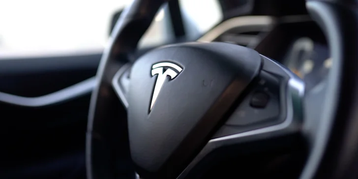 Jízda do budoucnosti: řidičem nebo spolujezdcem v elektromobilu Tesla X