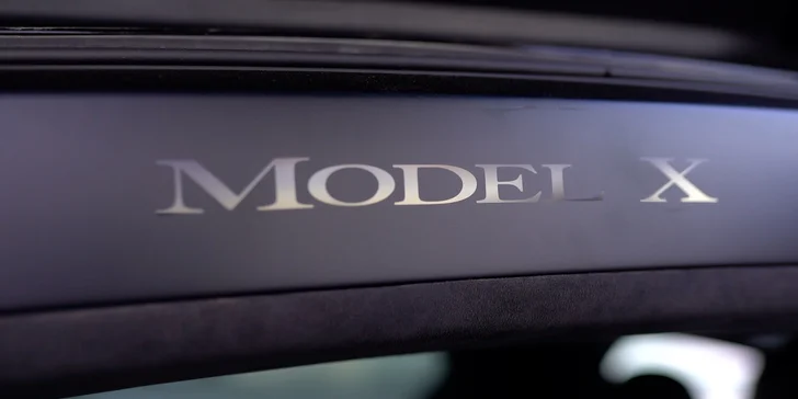 Jízda do budoucnosti: řidičem nebo spolujezdcem v elektromobilu Tesla X