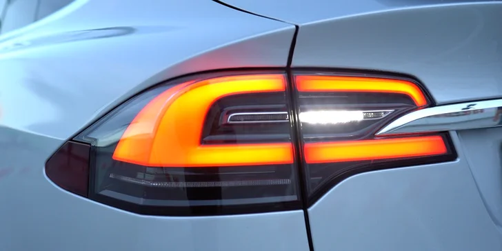 Jízda do budoucnosti: řidičem nebo spolujezdcem v elektromobilu Tesla X
