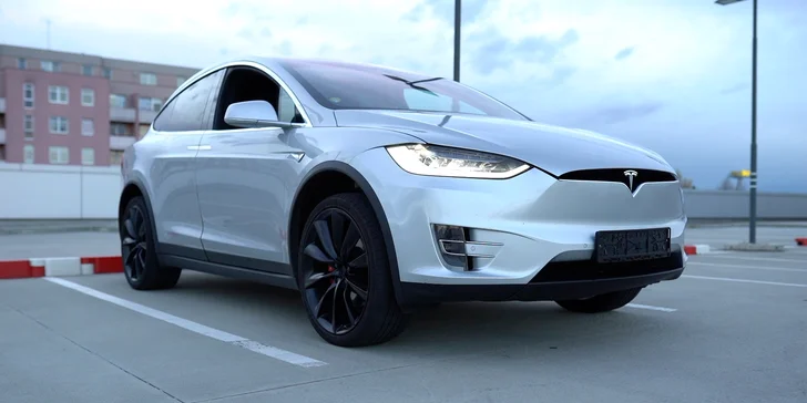 Jízda do budoucnosti: řidičem nebo spolujezdcem v elektromobilu Tesla X