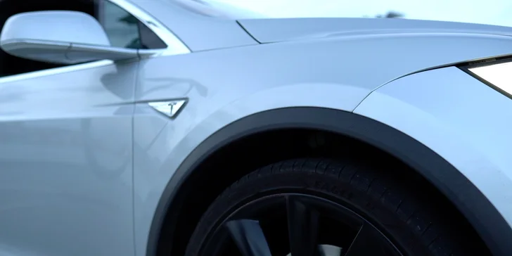 Jízda do budoucnosti: řidičem nebo spolujezdcem v elektromobilu Tesla X