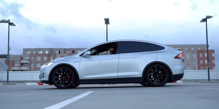 Jízda do budoucnosti: řidičem nebo spolujezdcem v elektromobilu Tesla X