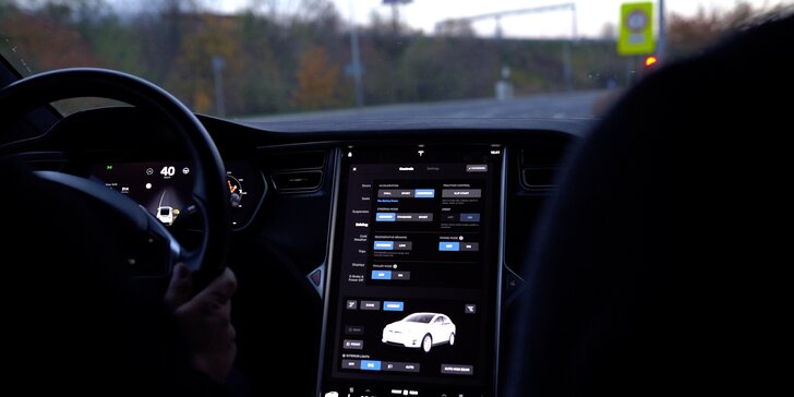 Jízda do budoucnosti: až 120 minut řidičem elektromobilu Tesla X