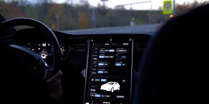 Jízda do budoucnosti: řidičem nebo spolujezdcem v elektromobilu Tesla X
