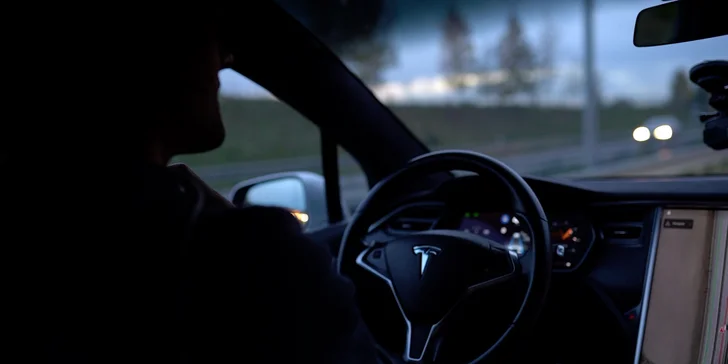 Jízda do budoucnosti: řidičem nebo spolujezdcem v elektromobilu Tesla X