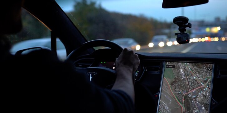 Jízda do budoucnosti: řidičem nebo spolujezdcem v elektromobilu Tesla X