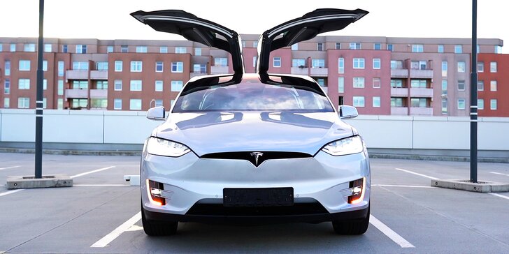 Jízda do budoucnosti: řidičem nebo spolujezdcem v elektromobilu Tesla X