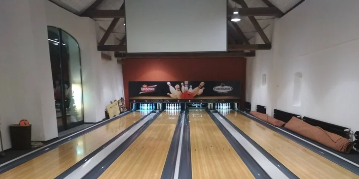 Pronájem bowlingové dráhy na 2 hodiny a tatarák či burger s hranolky pro 4 hráče na Ladronce