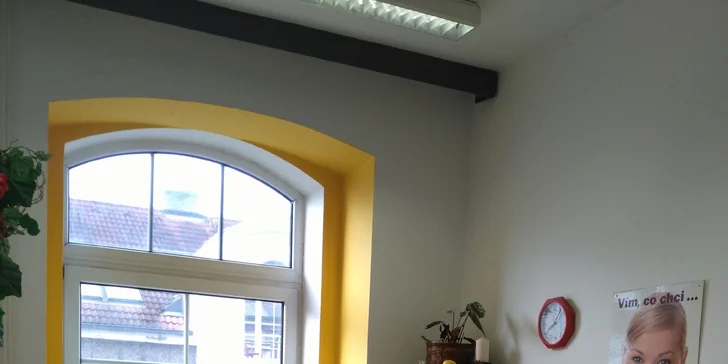 Kosmetické ošetření pleti s masáží dekoltu a obličeje + líčení jako dárek