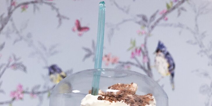 Sladká svačinka: pohár s 2 kopečky domácí zmrzliny se šlehačkou a posypem