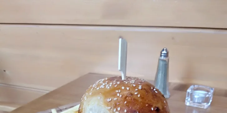 Dejte si burger: hovězí nebo kuřecí maso, domácí bulka i hranolky