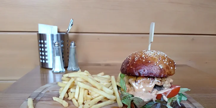 Dejte si burger: hovězí nebo kuřecí maso, domácí bulka i hranolky