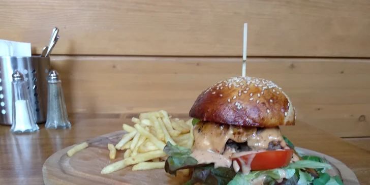 Dejte si burger: hovězí nebo kuřecí maso, domácí bulka i hranolky