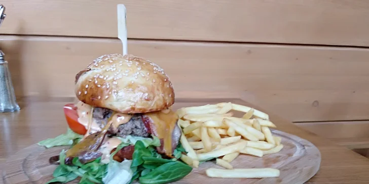 Dejte si burger: hovězí nebo kuřecí maso, domácí bulka i hranolky