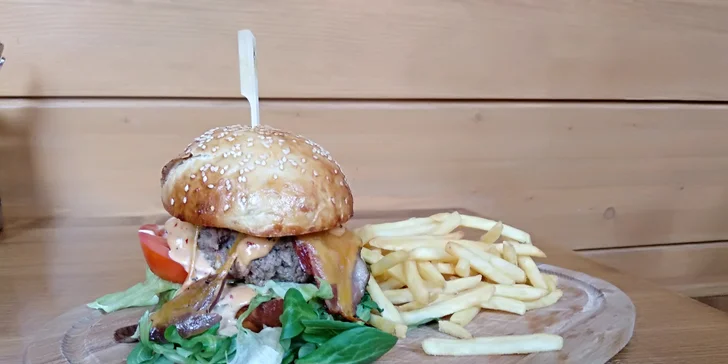 Dejte si burger: hovězí nebo kuřecí maso, domácí bulka i hranolky