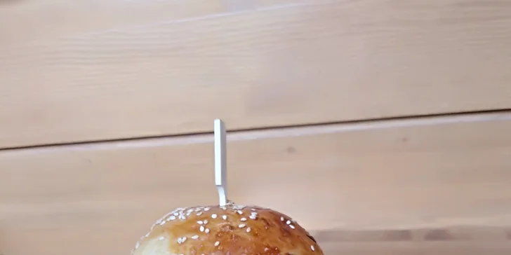 Dejte si burger: hovězí nebo kuřecí maso, domácí bulka i hranolky