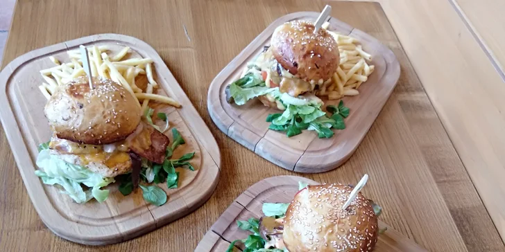 Dejte si burger: hovězí nebo kuřecí maso, domácí bulka i hranolky