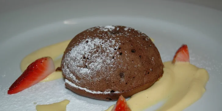 Čtyřchodové středomořské menu: tapas, kachní prso s rizotem, výběr sýrů a čoko dezert