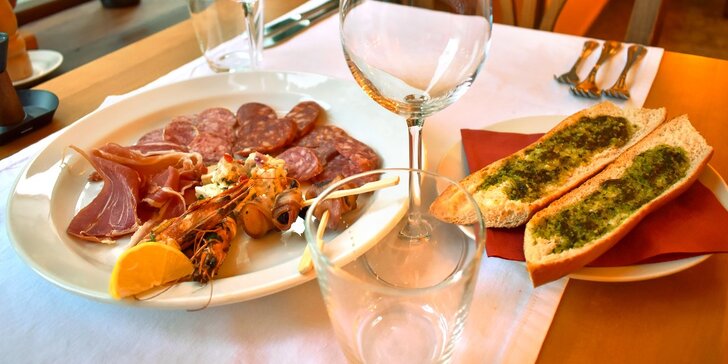 Středomořské menu pro dva: klobásky, sýry a mořská ryba nebo hovězí steak