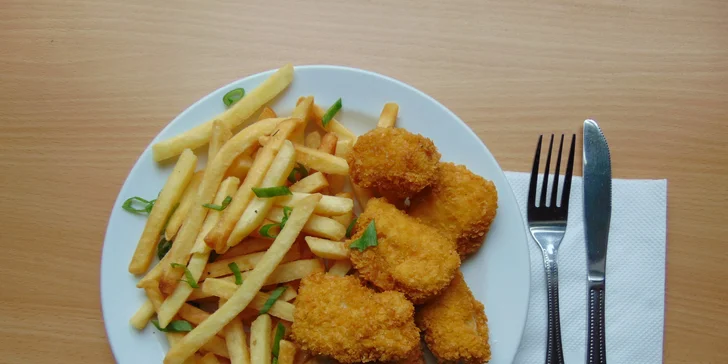 Skvělý oběd: kuřecí nugety v kukuřičné krustě s hranolky a domácí tatarkou